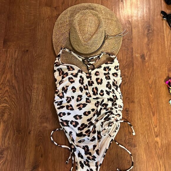Kona Sol Leopard One Piece T Strap Back - Picture 4 of 7